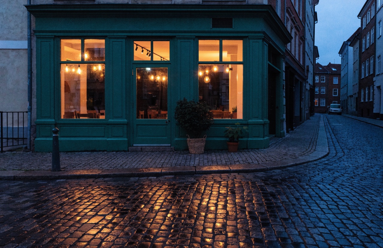 Ladenfront des Restaurants in der Abendd&auml;mmerung